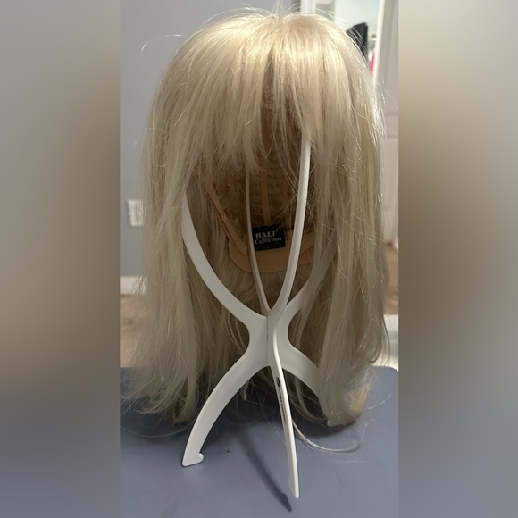 Platinum Beautiful Wig 22 inches - Picture 4 of 8